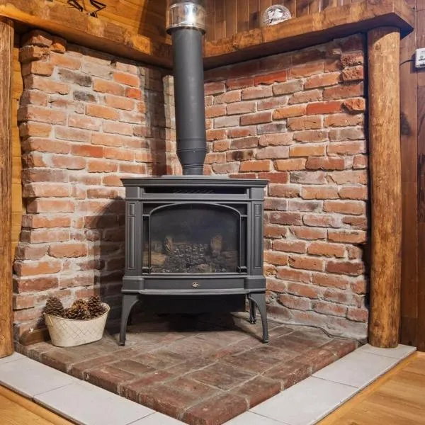 Rainier's Iconic Cabin with Forest Views & Hot Tub, hotel in Ashford