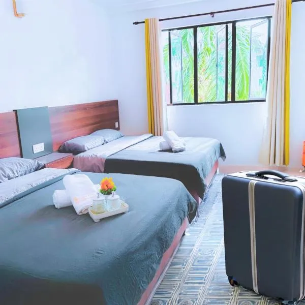 Pangkor Island Pool View Studio 2 Queen Beds 2 Min Walk to the Beach Free WiFi & Parking, hotel v destinaci Pangkor