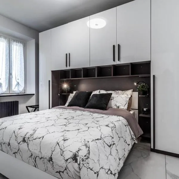 Black & White Apartment Design e Comfort - Parking e WiFi, hotel in Saronno