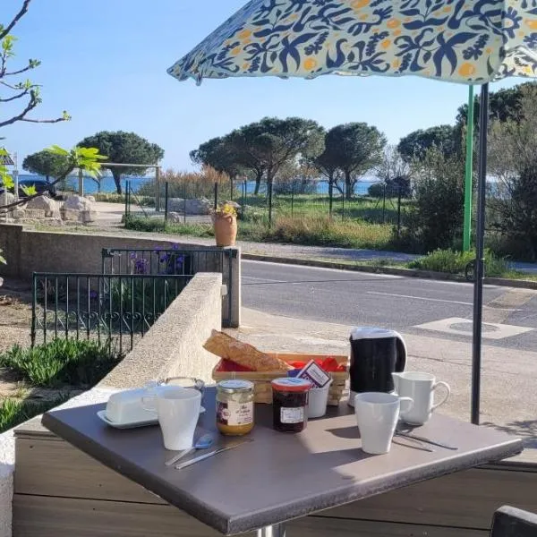 Mèze avec vue face à l'étang – hotel w mieście Mèze