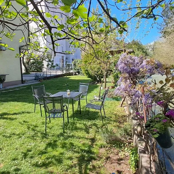 Villa Tamara with garden and river view - free private parking & garage, hotel in Mostar