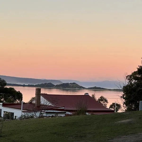 Wylah Cottage for a Peaceful Bruny Island Escape with Water Views, Fireplace & Wallabies, hotel in Simpsons Bay