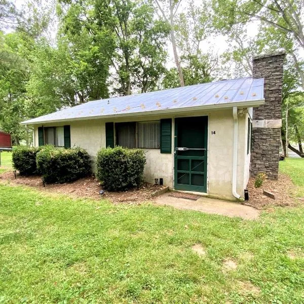 Barney's Retreat- Rustic cabin on the river!, hotel v destinaci Goods Mill