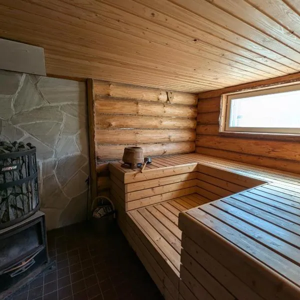 Tilava huone rannan lähellä, hotel in Rauma