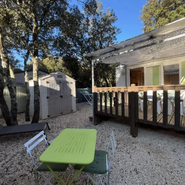 Mobil-home 2 personnes climatisé, hotel in Orgnac-lʼAven