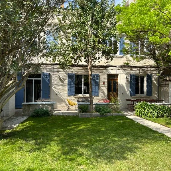 Maison de caractère avec jardin arboré en Avignon、アヴィニョンのホテル