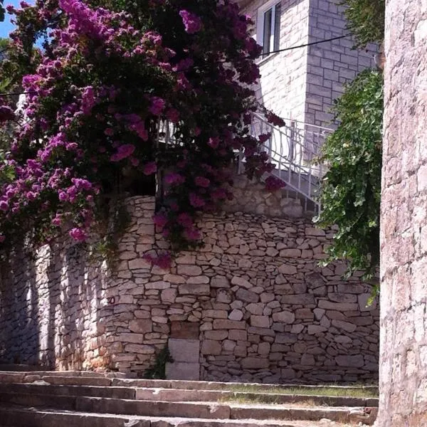 Central Studio Apartments & Dormitory Rooms, hotel en Supetar