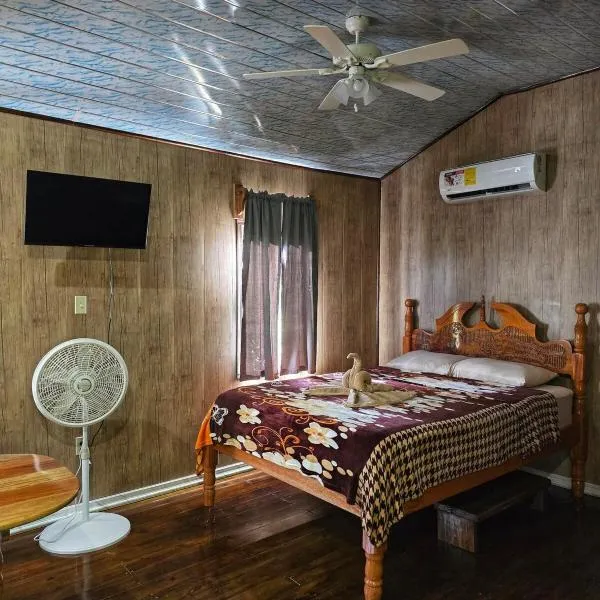Hibiscus Cabin with AC at Freshwater Creek Cabanas, hotel v destinaci Hopkins