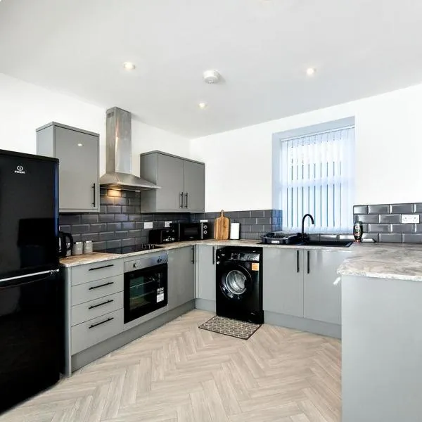 Local City Centre 3 Bedroom House、Clydachのホテル