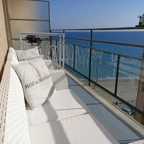 Casa di Noemi - Seafront with parking, hotel a Savona