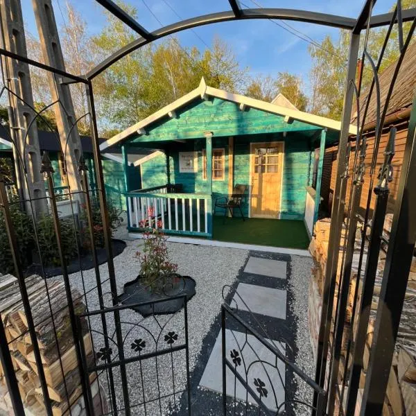 Fenyőházak – hotel w mieście Buzsák