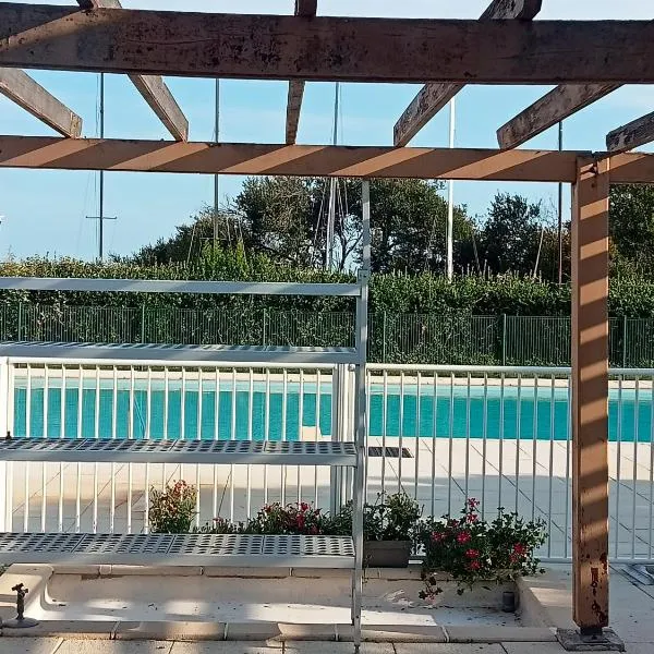 Appartement Arzon 4 - 5 PERSONNES , tout à pied, mer - port du crouesty - piscine, hotel in Arzon
