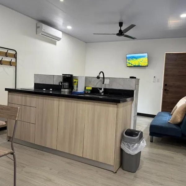 Punta Leona, beach 5mn,gated parking, AC, TV, WiFi, hotel v destinaci Quebrada Ganado