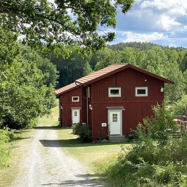 Three Bedroom Farm Cottage Lake Access and Free Boat, Hotel in Valdemarsvik