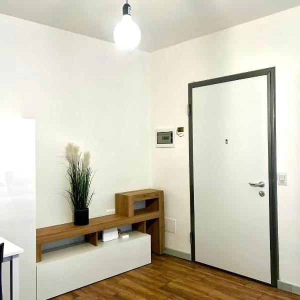 CARDAHAUSe Via DANTE 12, hotel en Cogliate