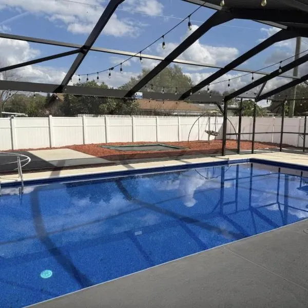 5 BR home with pool and outdoor fun, hotel in Winter Haven