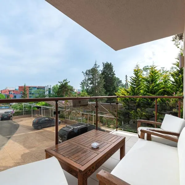 Апартаменти с чадъри и шезлонги на плажа - Свети Никола Каваците, hotell i Sozopol