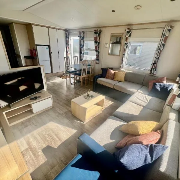 Reevas Retreat at Littlesea Holiday Park, Weymouth, hotel di Wyke Regis
