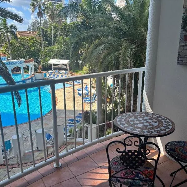 Charming Broadbeach unit - Soothing pool views, hotell Gold Coastis