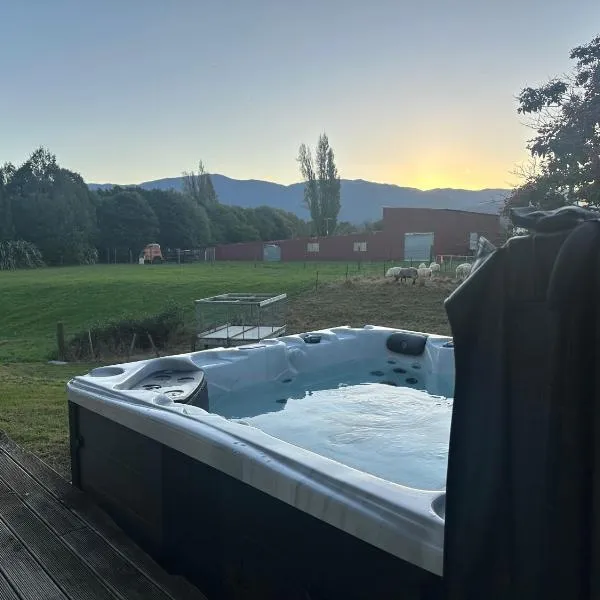 Town location, rural stay, hotel v destinaci Takaka
