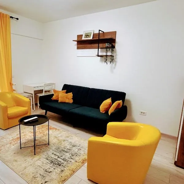 Yellow Dawn Modern Flat in Quiet Area with Garage Parking and Self Check-In, hotel di Rediu