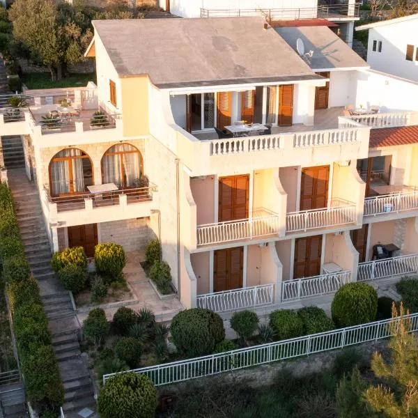 Apartments Kapetan Jure, отель в Бреле