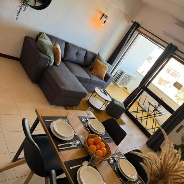 Albufeira Cozy Sea View with Balcony & Resort Access, hotel in Albufeira