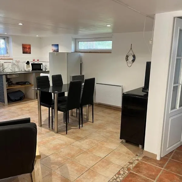 studio bord de mer, hotel v destinaci Ver-sur-Mer