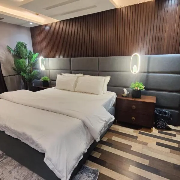 Gold Crest Mall Luxury Apartments with Balcony by Prime Lodging in DHA Lahore, hotel v destinaci Lahore