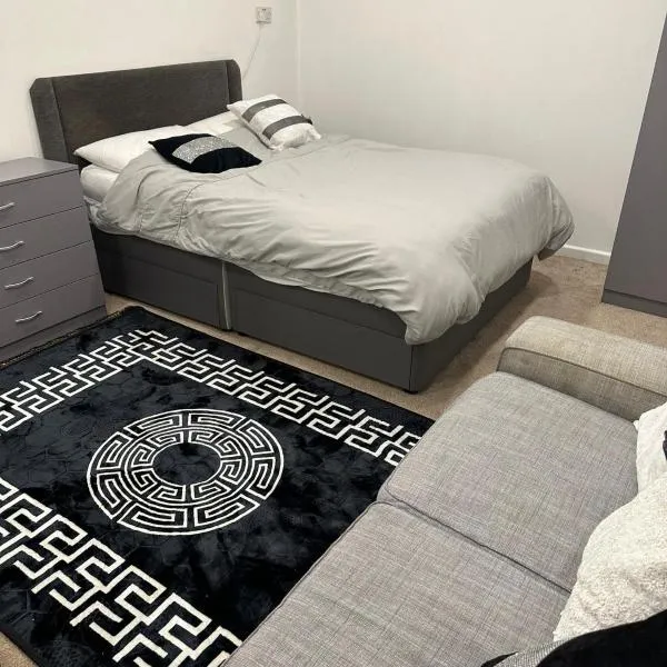 COZY DOUBLE Bedroom STUDIO With WIFI & PARKING Waltham Cross, hotel in Cheshunt