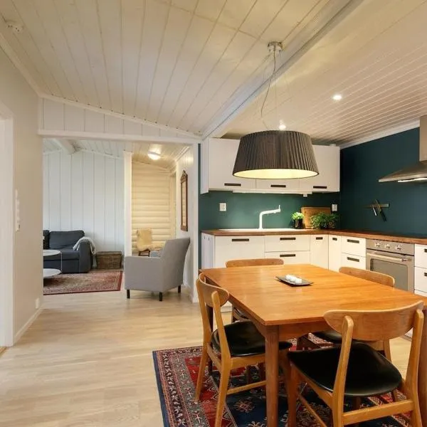 Cozy apartment with pool, hotel i Bjorli