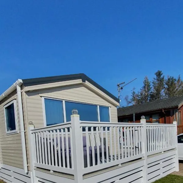 Pine Ridge Retreat With FREE GOLF and Air Conditioning, hotel in Morpeth