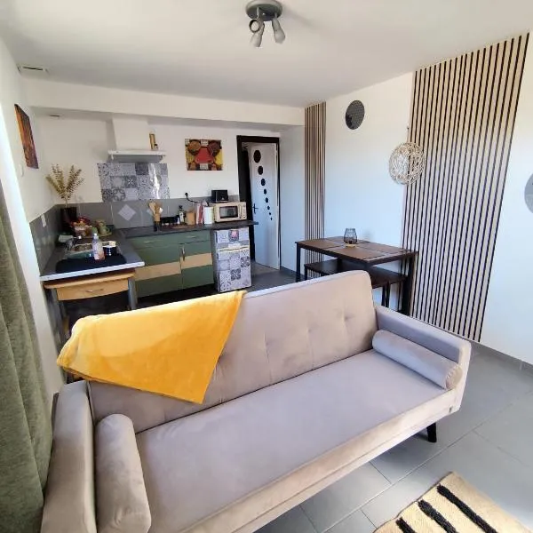 Viesnīca Meublé cosy tt confort, arrivée autonome, proche Cholet et puy du f pilsētā Trémentines