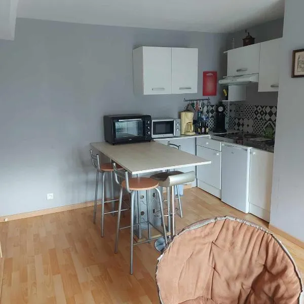 appartement a l'étage d'une maison avec entrée commune comprenant une chambre avec un grand lit , une d'enfant et un clic-clac dans la piece de vie, hotel v destinaci Bazouges-sur-le-Loir