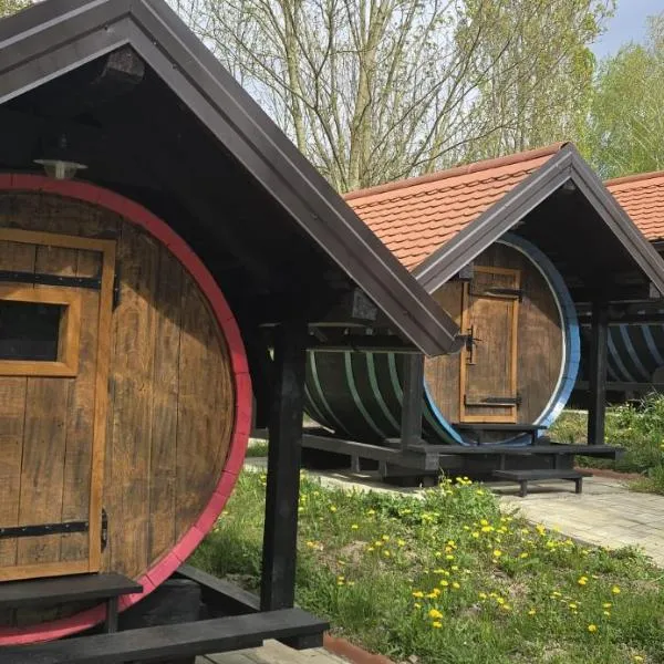 Barrels by the Lake, hotel Priles városában