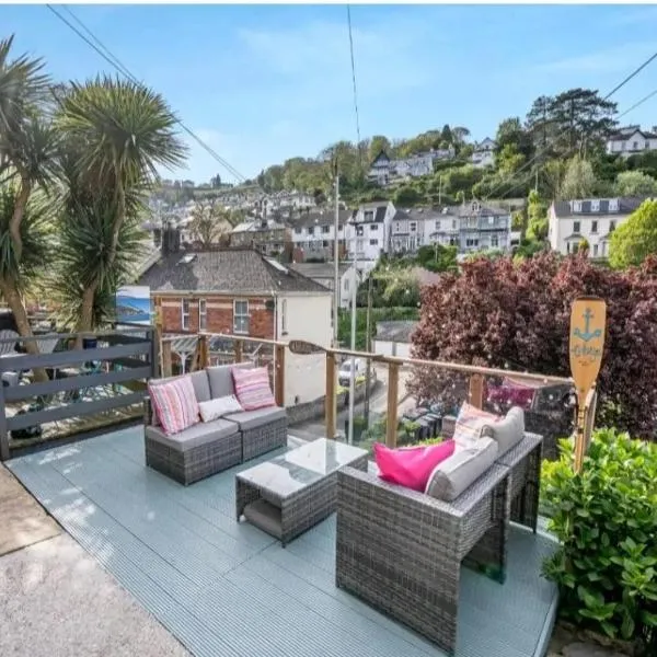 MIDSHIPS A HOLIDAY HOME IN DARTMOUTH SLEEPS UPTO 6 PEOPLE ,PET FRIENDLY , 10 MINUTES WALK TO Town CENTRE WITH PARKING included, Hotel in Dartmouth