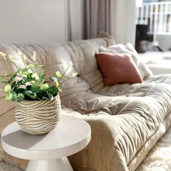 Trendy studio with seaside patio, hotel v Ostende