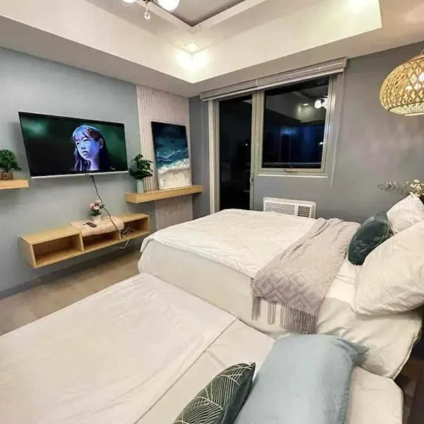 20th floor Studio with 2 BEDS,Hi-Speed WIFI, NETFLIX,WIFI,YTpremium,Games,Washer,Kitchen,HIghFloor,BALCONY - RIENZI' HIRAYA AT AZURE NORTH, hotel in San Fernando