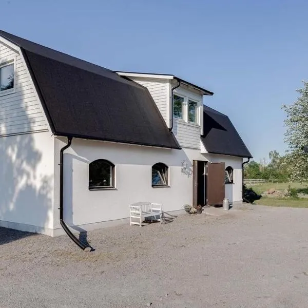 Lägenhet ovanför stall, hotel v destinaci Färjestaden