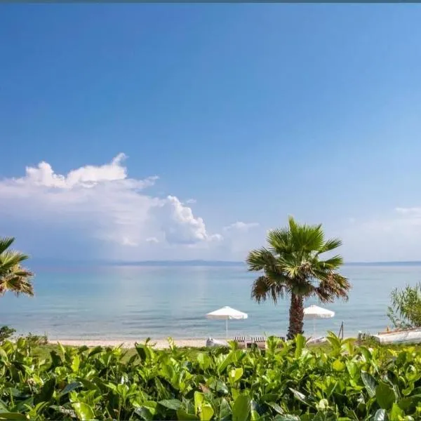 Seafront luxury Villa Almyra, Chalkidiki, hotel sa Polykhrono