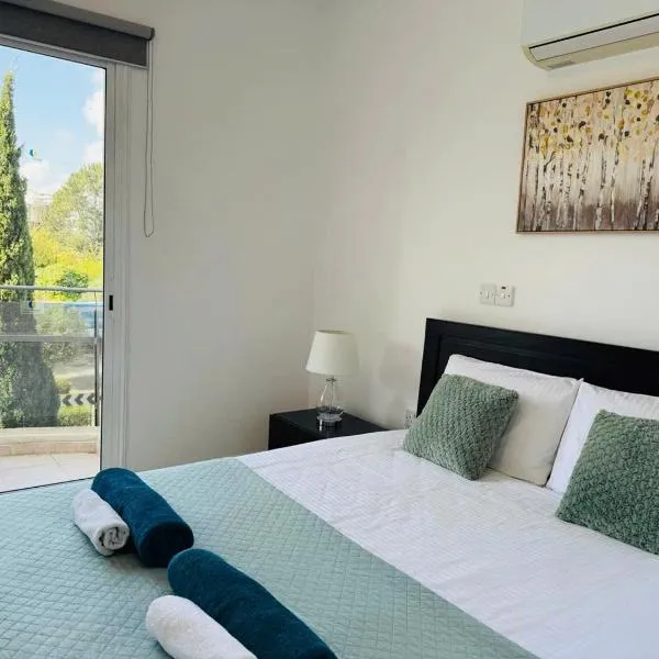 Cozy 2BR APT - Swimming pool - Hesperides, hotel v destinaci Paphos City