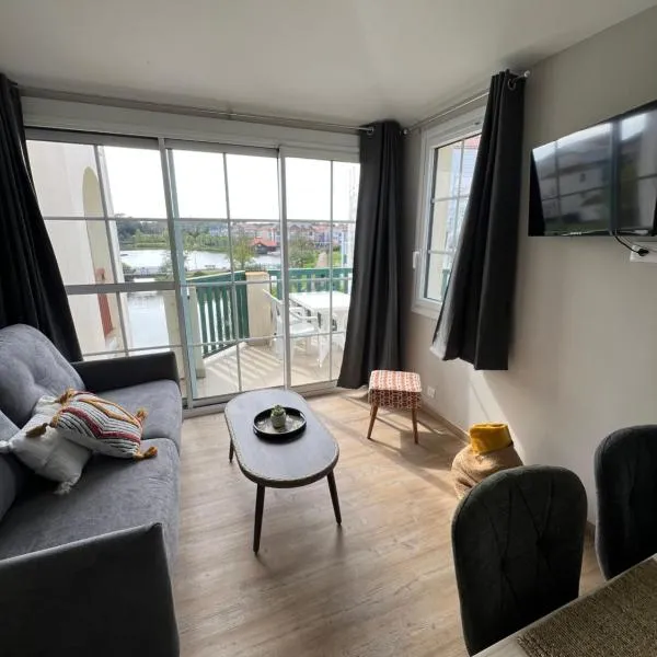 Coco studio 2 adultes et 2 enfants avec terrasse vue sur le Lac et accès parc aquatique gratuit, hotel in Talmont