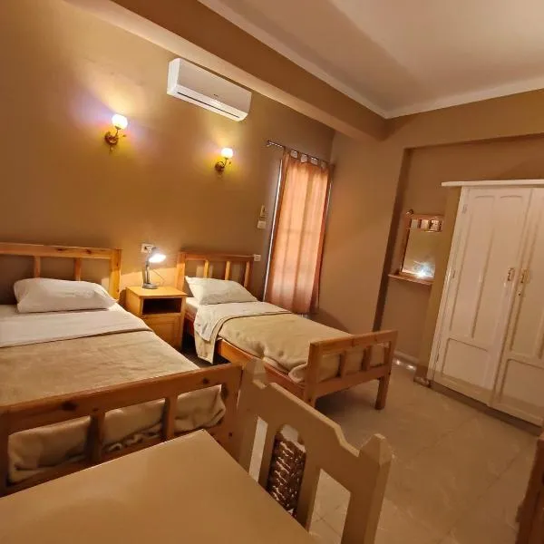 KR Hotel, hotel Luxorban