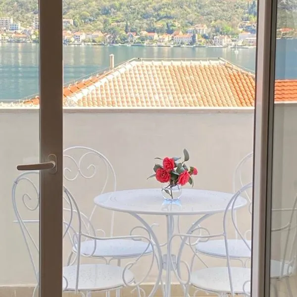 2BR apartment with sea view!, ξενοδοχείο σε Prcanj