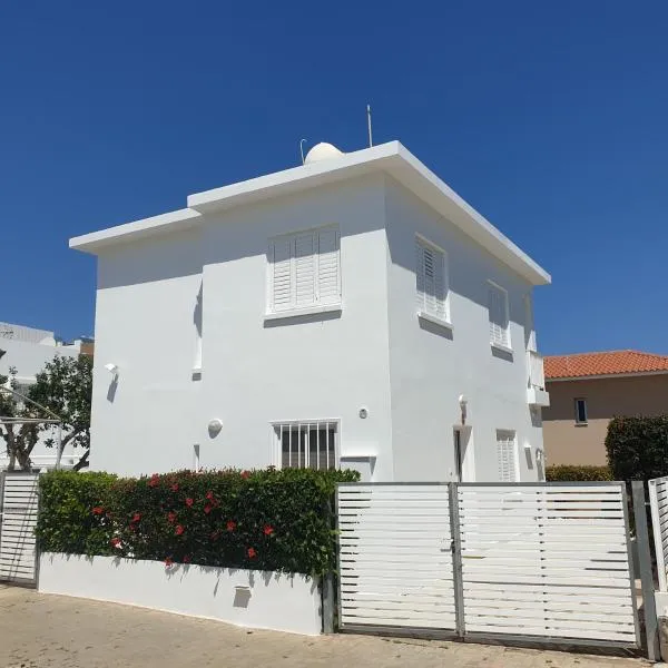 SWeET LEMON VILLA, hotel in Protaras