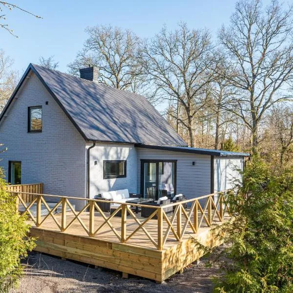 Nyrenoverad villa med spabad i Mörrum, hotel v destinaci Mörrum