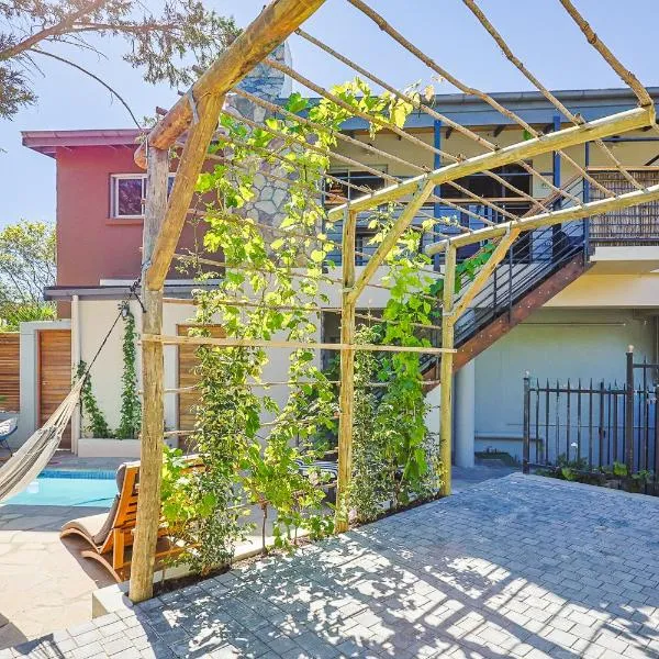 New 4 bdrm Mount Retreat, Hout Bay, Off grid no loadshedding，豪特灣的飯店