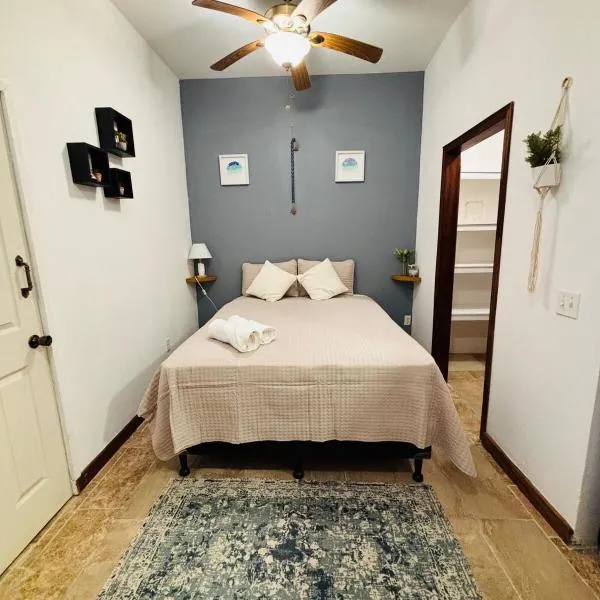 Tropical Studio in Sunset Villas, West end, מלון בווסט אנד