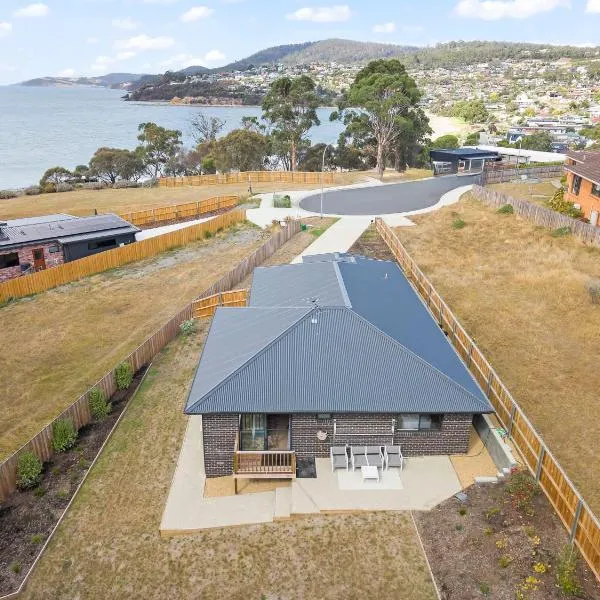 Gorgeous 4 Bedroom House - Blackmans Bay, Hotel in Kingston Beach