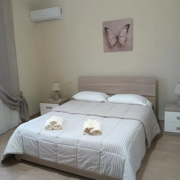 Luminoso Appartamento con Terrazza......C.U......Q2483，位于Sìnnai的酒店